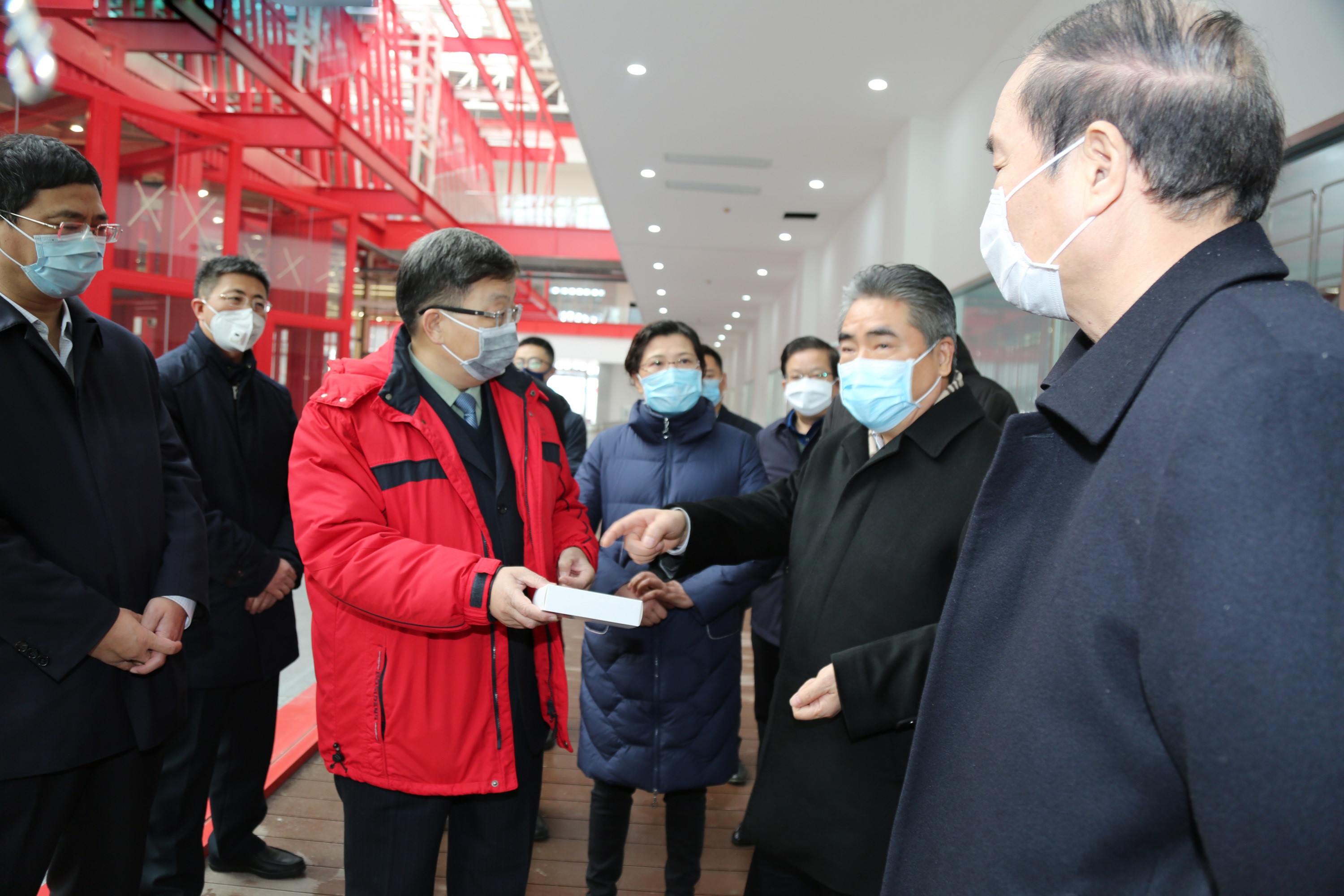 市委书记项雪龙一行莅临百亿游戏药业 关怀指导新冠肺炎防控药物生产工作